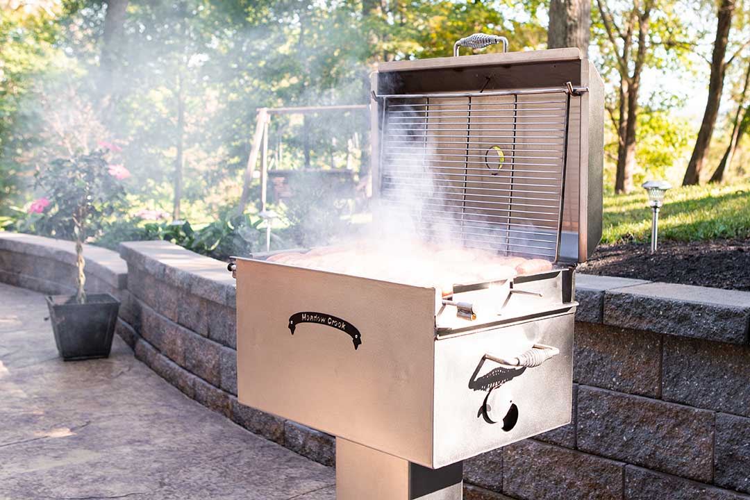 https://www.meadowcreekbbq.com/wp-content/uploads/2019/10/BBQ26S_Stainless_Steel_Charcoal_Grill_23.jpg