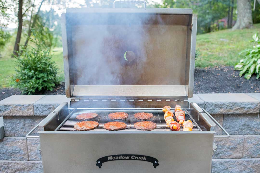 Barbecue Master: Grilling on the Weber Kettle with a Meadow